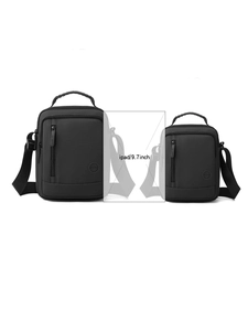 Comparaison de petits et grands sacs bandoulière noirs avec un iPad de 9,7 pouces