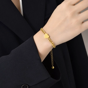 Elegant gold heart pendant bracelet with Cuban link chain for women fashion accessory