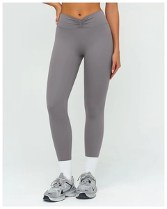 Détail du legging de yoga taille haute avec taille froncée et texture au fini mat
