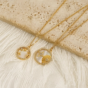 Collier plaqué or 18 carats avec pendentifs étoile double face et incrustation de nacre