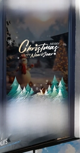 Détail de stickers de Noël pour vitrine avec rennes dorés et flocons de neige blancs