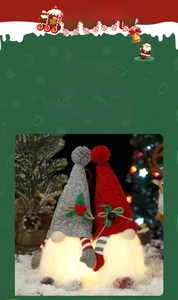 Gnomi di Natale luminosi con cappelli a maglia e bacche in un ambiente innevato vero