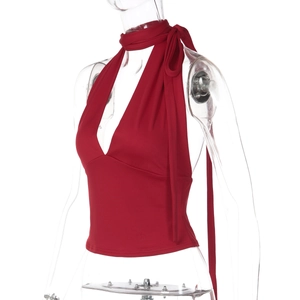 Dettaglio di un camisole rosso scuro senza schiena con scollo a V profondo e lacci al collo