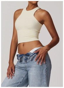 Détail du crop top crème en maille côtelée et design dos nu sans couture sur modèle