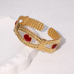 Bracelet manchette rétro en acier titane doré avec texture torsadée et émail rouge