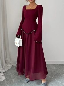 Robe élégante en mousseline bordeaux avec col carré et détails de perles à la taille