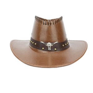Détail de l'emblème tête de taureau argentée et rivets sur chapeau de cowboy brun