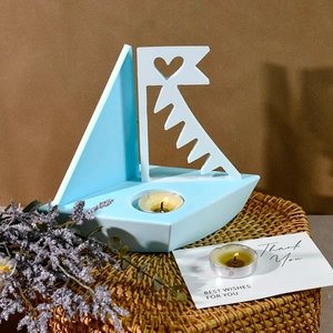 Portacandela a forma di barca a vela blu in silicone con cuore su cesto di vimini