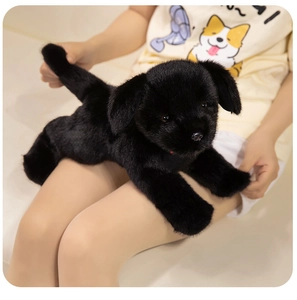 Gros plan d'une peluche de chien noir réaliste avec une texture de fourrure douce