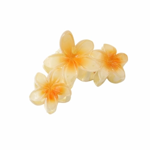 Haarklem met drie plumeria bloemen en oranje kleurverloop van harsmateriaal