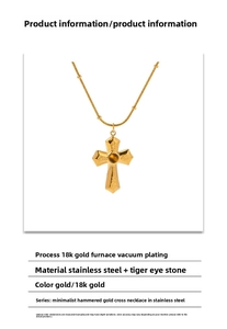 Détail du collier croix en acier inoxydable avec pierre oeil de tigre et fini martelé