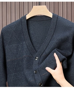 Nahaufnahme der dunkelblauen Strickjacke mit V-Ausschnitt und weicher Rautenstruktur