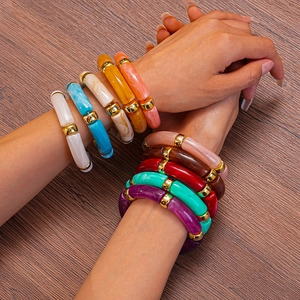 Bracelets en acrylique coloré en forme de bambou avec des anneaux dorés empilés