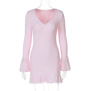 Gros plan d'une mini robe en dentelle rose avec col en V et manches cloches à volants