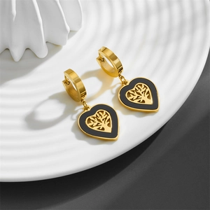 Boucles d'oreilles cœur dorées avec incrustation noire et motif arbre de vie en acier