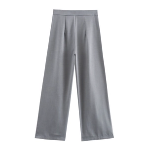 Vue détaillée du pantalon large gris avec taille haute plissée et coupe droite élégante