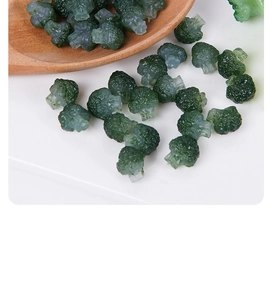 Primer plano de miniaturas de brócoli de resina verde para manualidades en fondo blanco