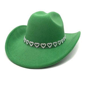Chapeau de cow-boy en feutre vert herbe avec chaîne de cœurs argentés pour les fêtes