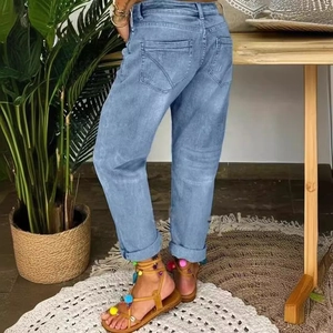 Jean femme bleu clair déchiré coupe droite décontractée avec vue sur l'arrière du pantalon