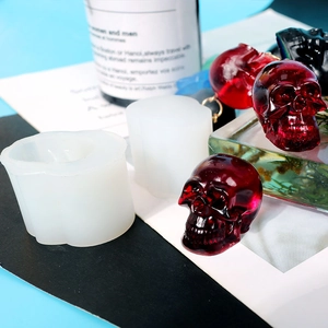 Makroaufnahme der Silikonform in Totenkopf-Form für DIY-Harzschmuck im Gothic-Stil