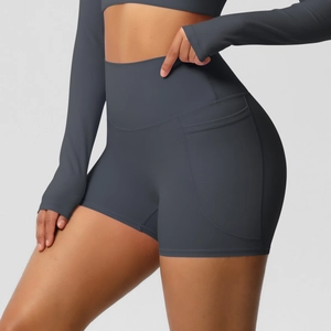Détail du short de yoga gris foncé à taille haute avec poches latérales fonctionnelles