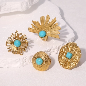 Ensemble de quatre bagues ouvertes en acier doré 18k avec pierres turquoise au design géométrique