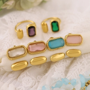 Bague dorée ajustable avec pierres précieuses rectangulaires colorées sur présentoir