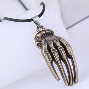 Primo piano del ciondolo a artiglio vintage in bronzo su cordino nero