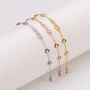 Drei Herz-Armbänder in Gold, Roségold und Silber mit 'mama' Anhänger für Damen