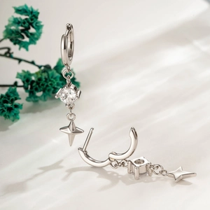 Boucles d'oreilles créoles argentées avec zircon et pendentif étoile à quatre branches épuré