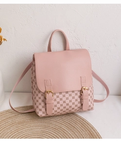 Nahaufnahme des rosa Mini-Rucksacks mit doppelten Goldschnallen und geometrischem Muster