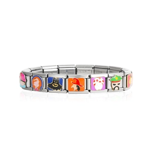 Dettaglio ravvicinato del bracciale modulare in acciaio con icone in smalto colorato