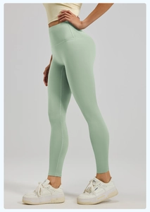 Gros plan sur le legging de yoga vert clair à taille haute offrant contrôle et élasticité