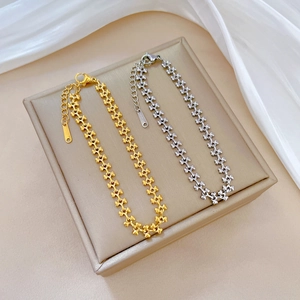 Bracelets à maillons en acier titane doré et argenté avec pendentif cœur sur support