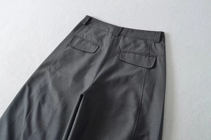 Detailansicht dunkelgraue Hose mit Gürtelschlaufen und genähten Pattentaschen