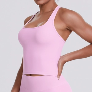 Gros plan d'un débardeur de yoga rose pâle à dos nageur avec tissu brossé et coupe ajustée