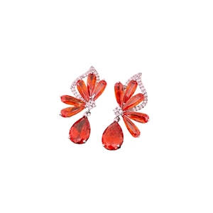 Exquisite orangefarbene Zirkon-Ohrringe mit Tropfenanhängern auf weißem Hintergrund