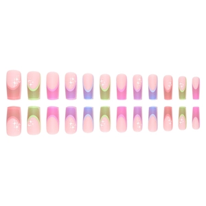 Unghie finte French con punte opache rosa, glitter sfumato colorato e accenti di stelle bianche