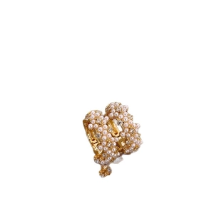Orecchini a cerchio placcati oro 14K con perle micropave e pietre di zircone scintillanti