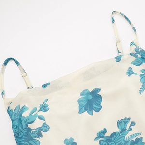 Detalle de tirantes ajustables y estampado floral azul en tejido de malla