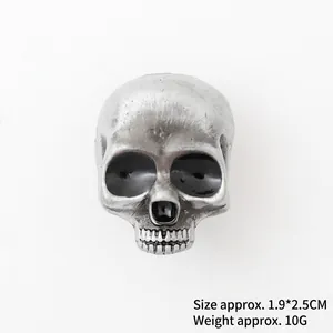 Détail de la broche crâne argentée indiquant les dimensions 1,9x2,5cm et le poids 10g
