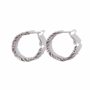 Détail de boucles d'oreilles créoles torsadées en argent en acier inoxydable poli