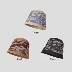 Trois chapeaux cloches tissés en beige, kaki et noir avec motifs de rayures abstraites