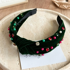 Détails du serre-tête en velours vert foncé avec strass colorés et perles nacrées