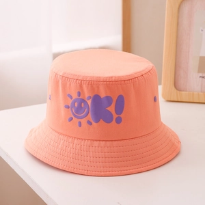 Dettaglio cappello pescatore arancione in cotone con stampa OK e cuciture parallele