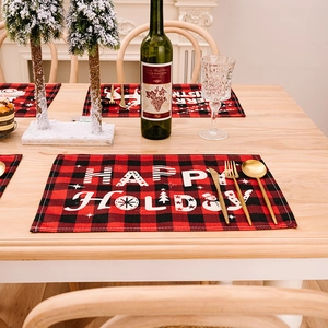 Tovaglietta natalizia a scacchi rossi e neri con stampa Happy Holidays su legno
