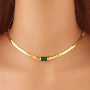 Collana a catena serpente placcata oro 18k con ciondolo in zircone verde quadrato su modella