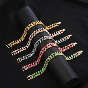 Dettaglio di bracciali Cuban Link hip hop in vari colori con maglie in lega diamantate