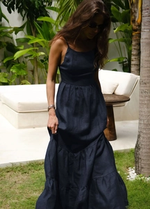 Détail de la robe maxi en lin bleu marine montrant la texture et les volants étagés
