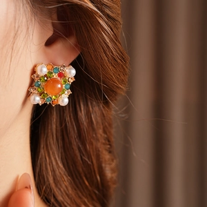 Gros plan de boucles d'oreilles carrées vintage avec pierres colorées et perles